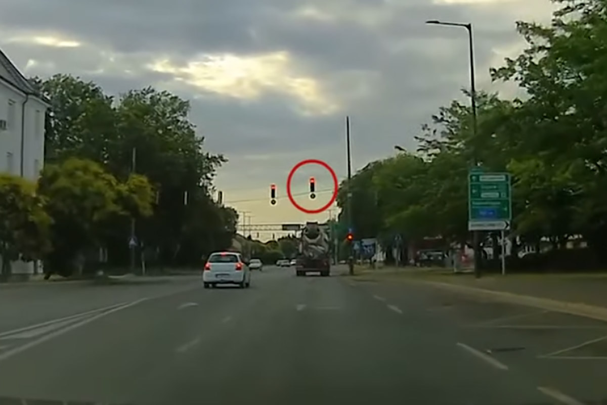 athajtott-a-piroson-egy-teherauto-bekescsaban,-a-rendorok-epp-mogotte-voltak-–-koros-hircentrum