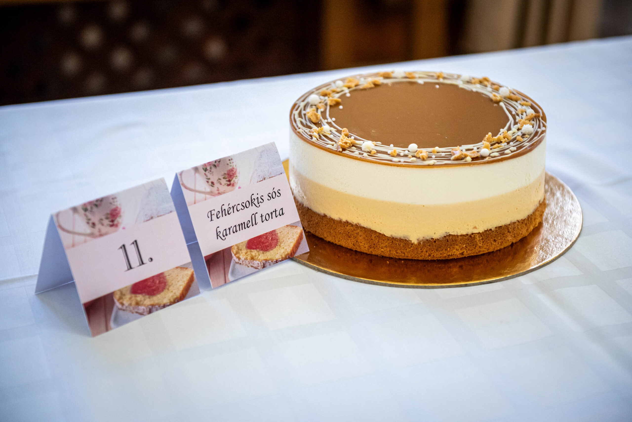 a-fehercsokis-soskaramell-torta-lett-2025-ben-bekes-kedvenc-sutemenye-–-koros-hircentrum