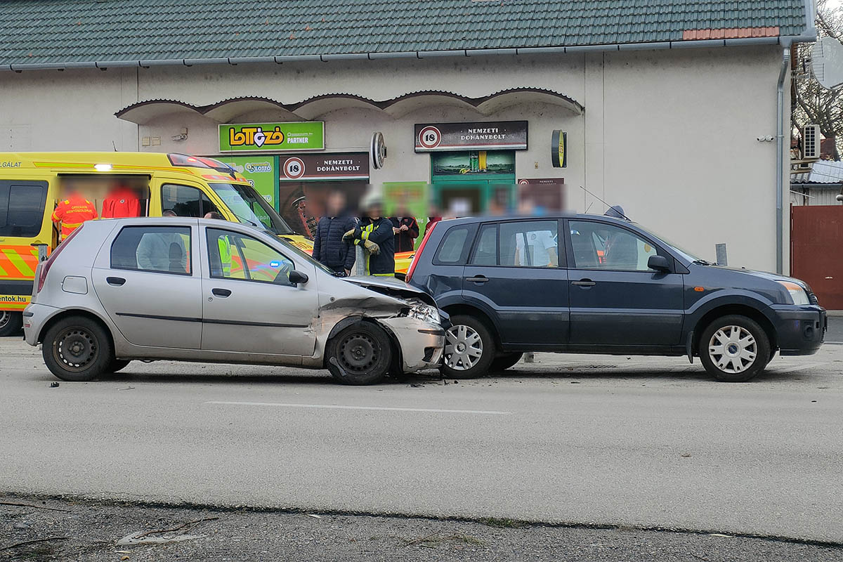 osszeutkozott-harom-gepkocsi-bekescsaban-–-koros-hircentrum