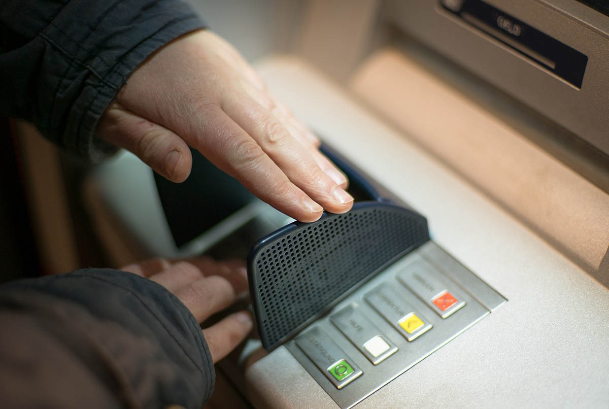 hiaba-a-rekord-atm-szam,-visszaszoruloban-a-keszpenzfelvetel-magyarorszagon-–-koros-hircentrum