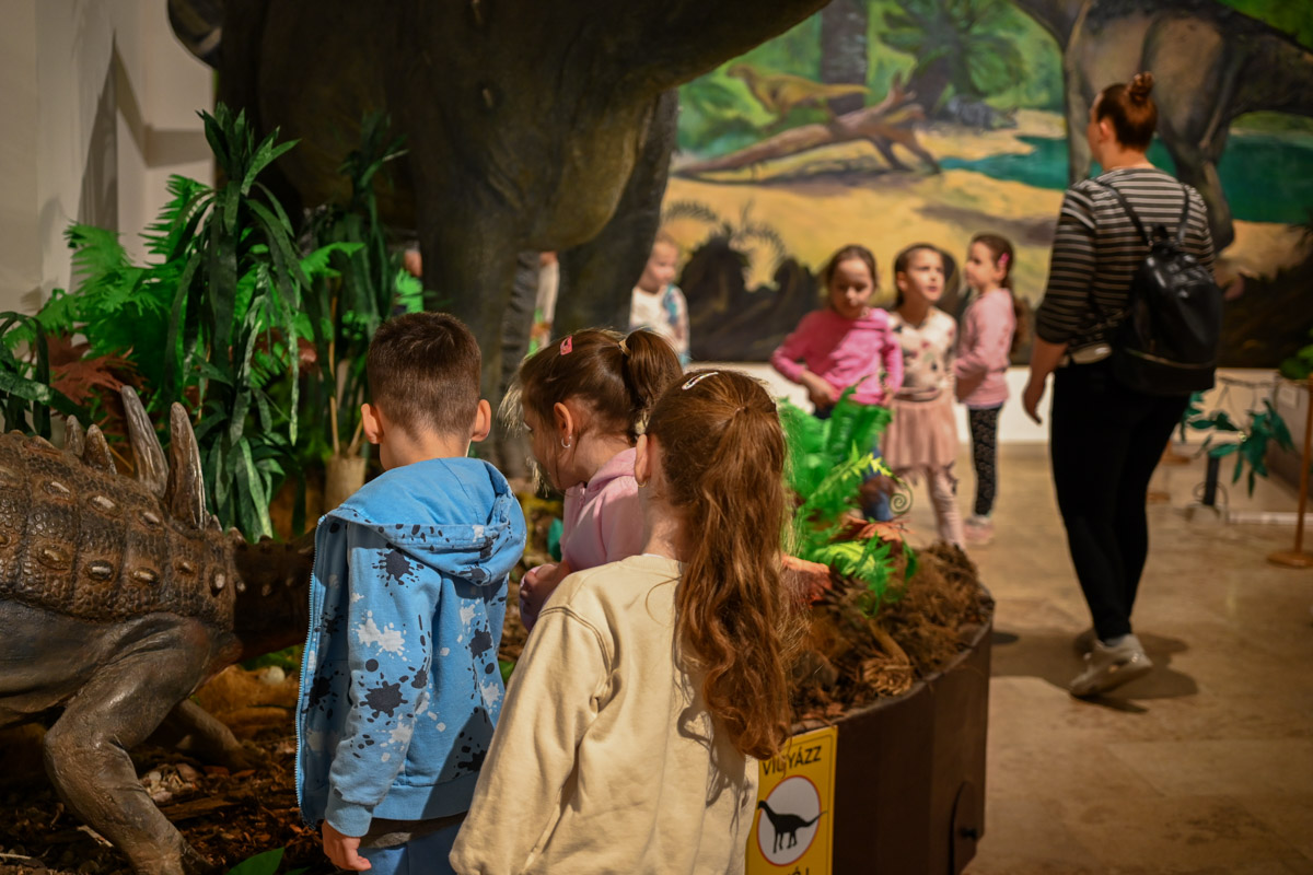 egy-alom-valt-valora-a-dinoszauruszok-rajongoi-szamara-–-koros-hircentrum