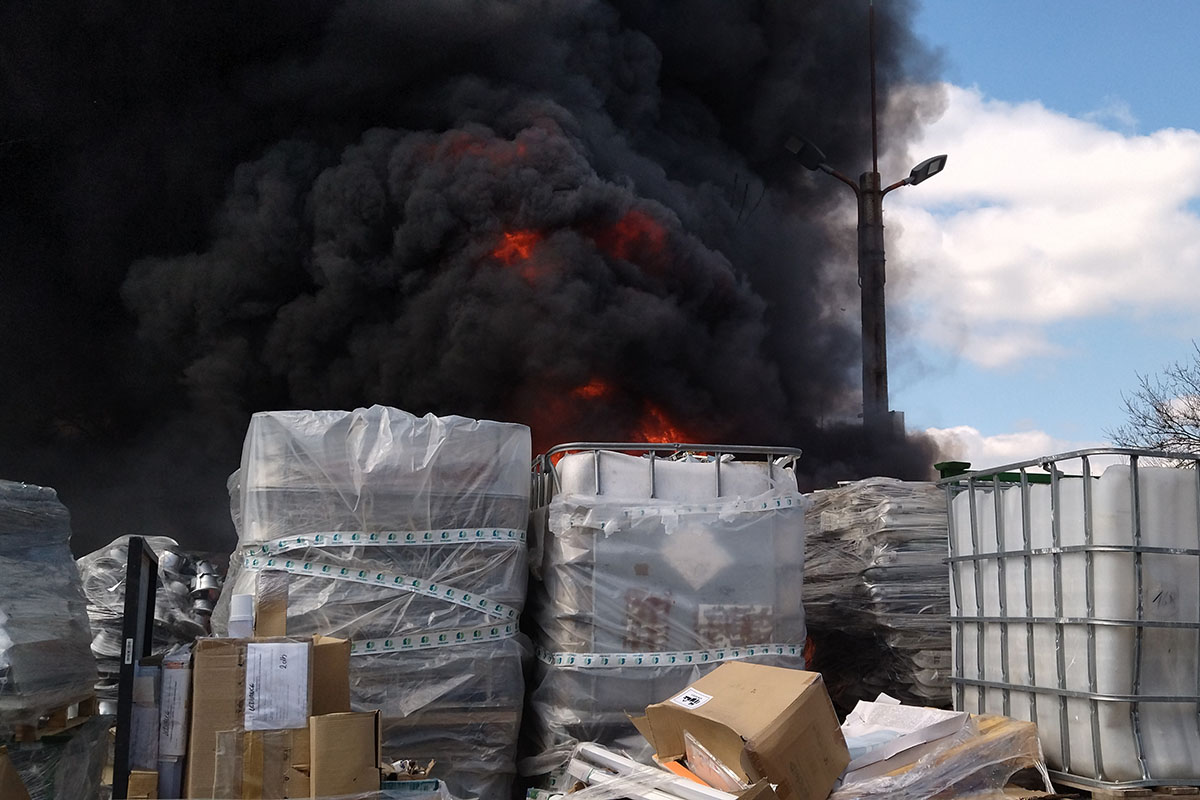 hatalmas-fekete-fusttel-egett-a-hulladek-mezokovacshazan-–-koros-hircentrum