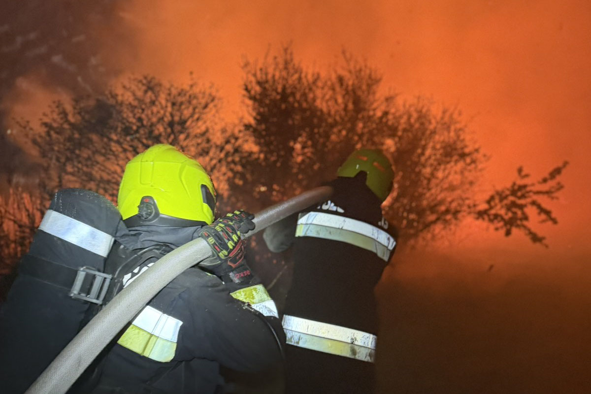 pillanatok-alatt-elharapozott-a-tuz-–-nagy-erokkel-vonultak-a-tuzoltok-–-koros-hircentrum