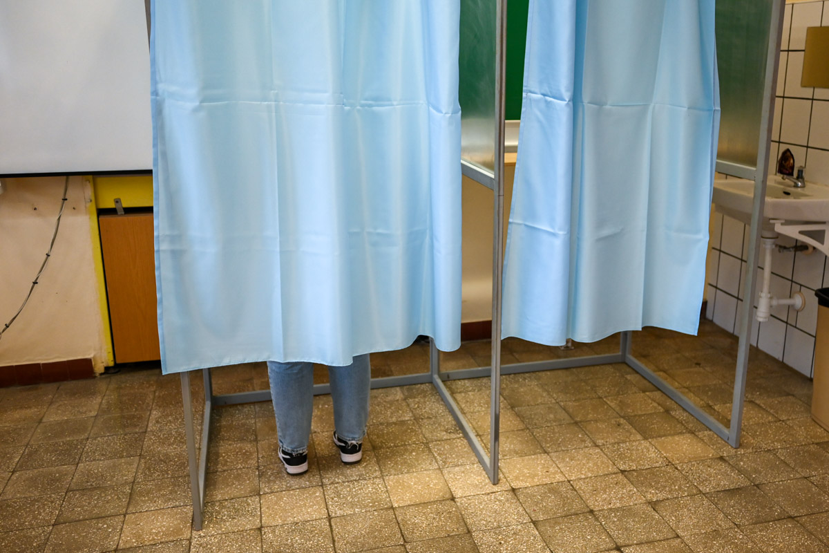 nvi:-megerkeztek-a-kulkepviseleti-urnak,-megkezdodhet-a-szavazatok-szetvalogatasa-–-koros-hircentrum