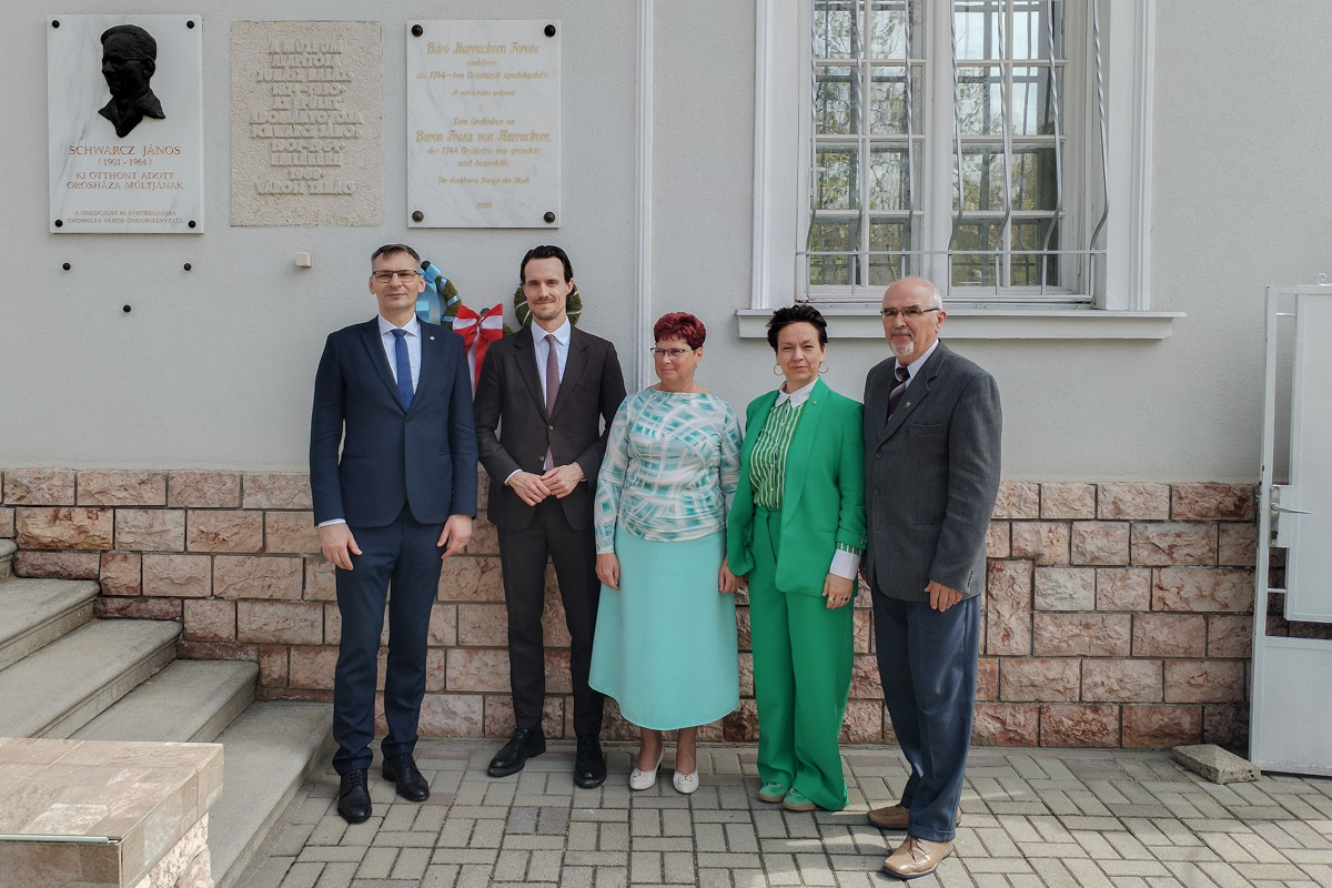 25-eve-koszoruzassal-emlekeznek-oroshaza-ujratelepitesere-–-koros-hircentrum