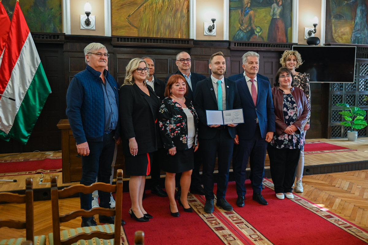 bodoczi-istvan-atvette-kepviseloi-megbizolevelet-bekescsaban-–-koros-hircentrum