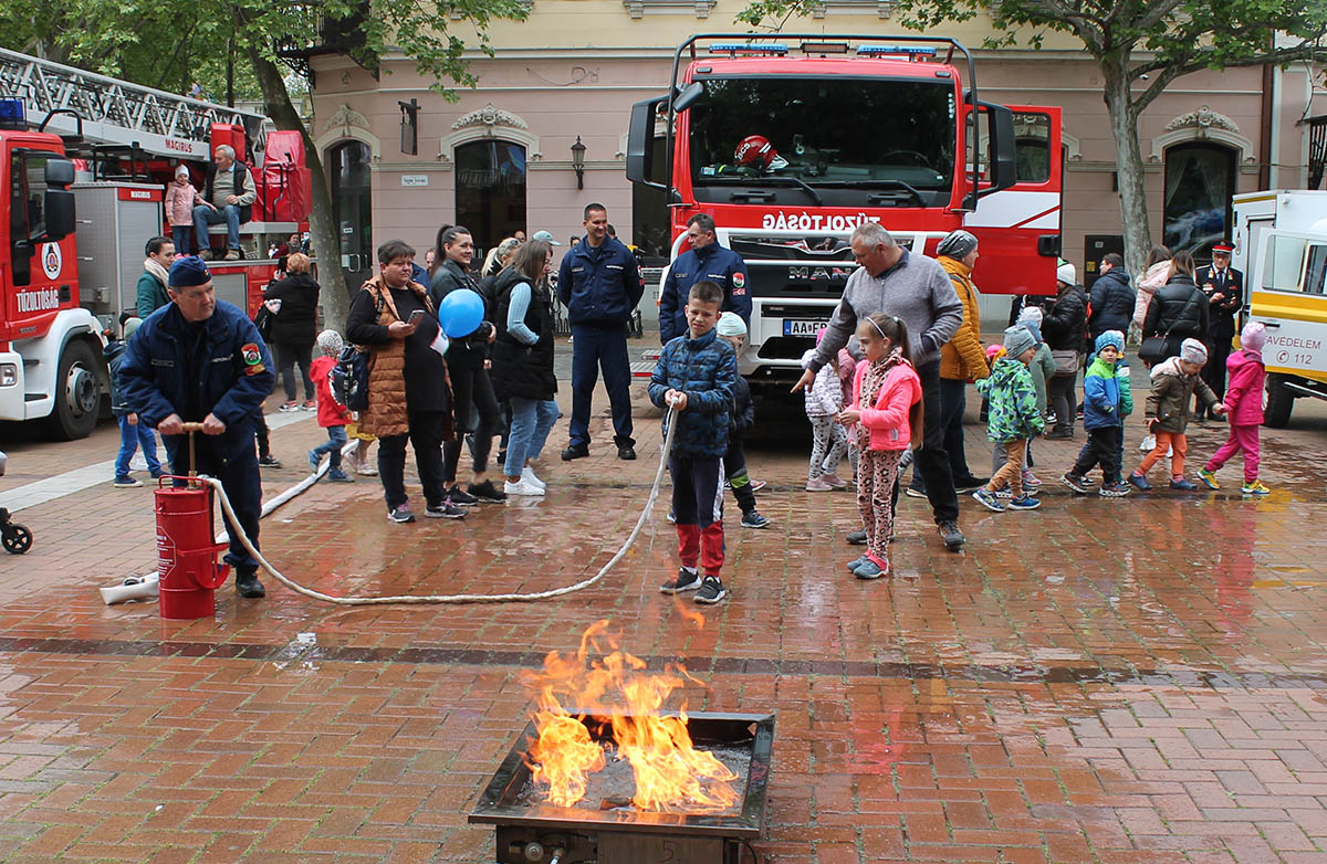 benepesul-bekescsaba-fotere:-latvanyos-rendor-es-tuzoltonap-jon-–-koros-hircentrum