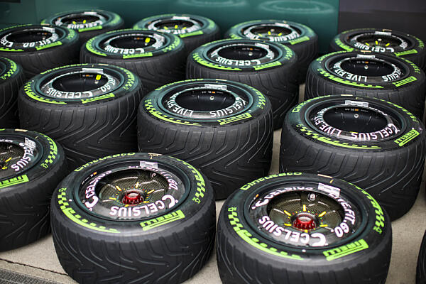 a-pirelli-marad-a-forma-1-hivatalos-gumibeszallitoja-2028-ig-–-koros-hircentrum