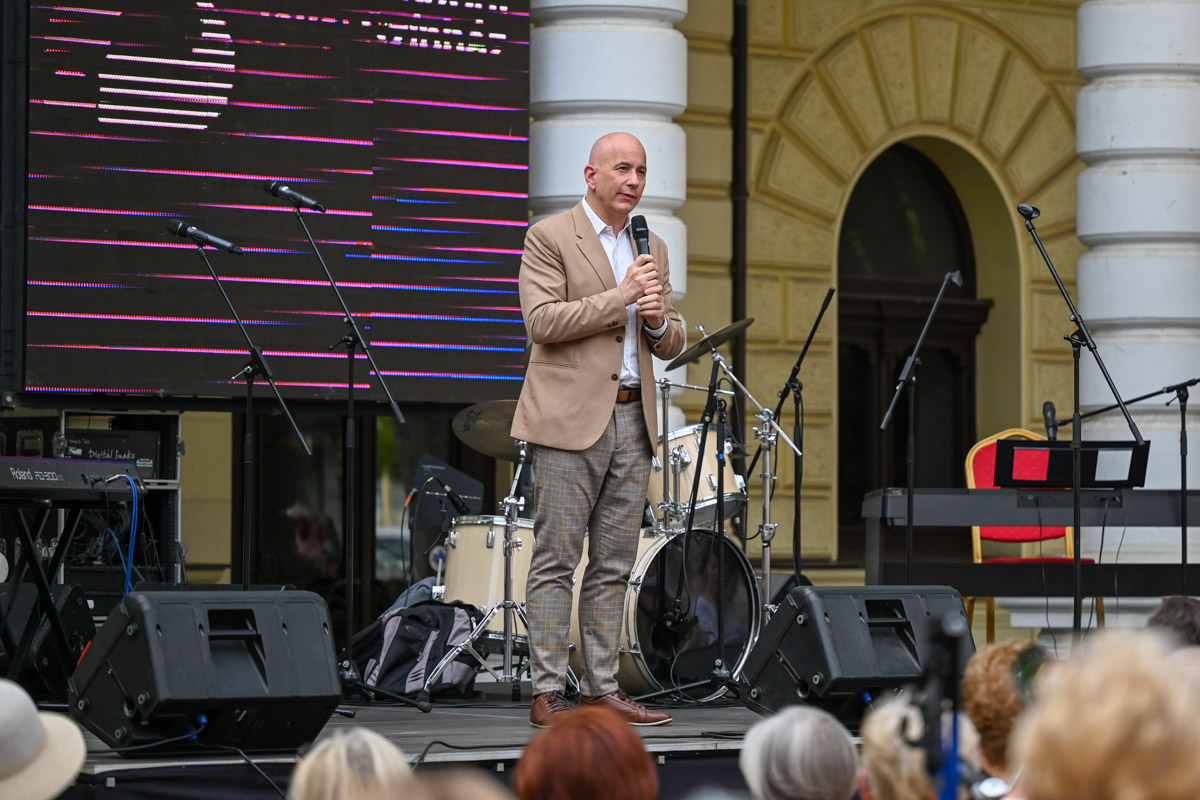 unnepi-galaval-bucsuztatta-a-szezont-a-bekescsabai-jokai-szinhaz-–-koros-hircentrum