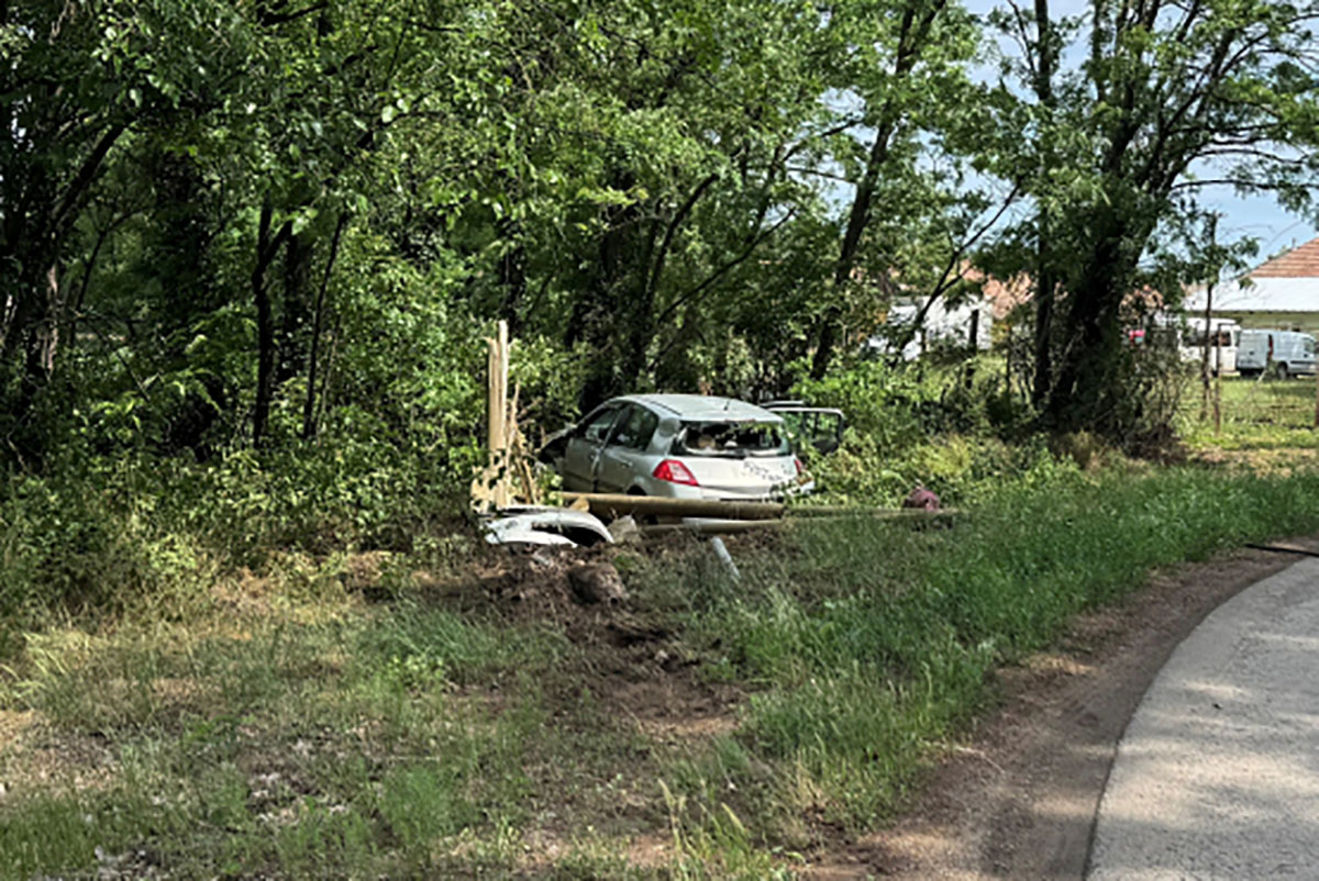 fanak-es-villanyoszlopnak-csapodott-egy-auto-nagykamarason-–-koros-hircentrum