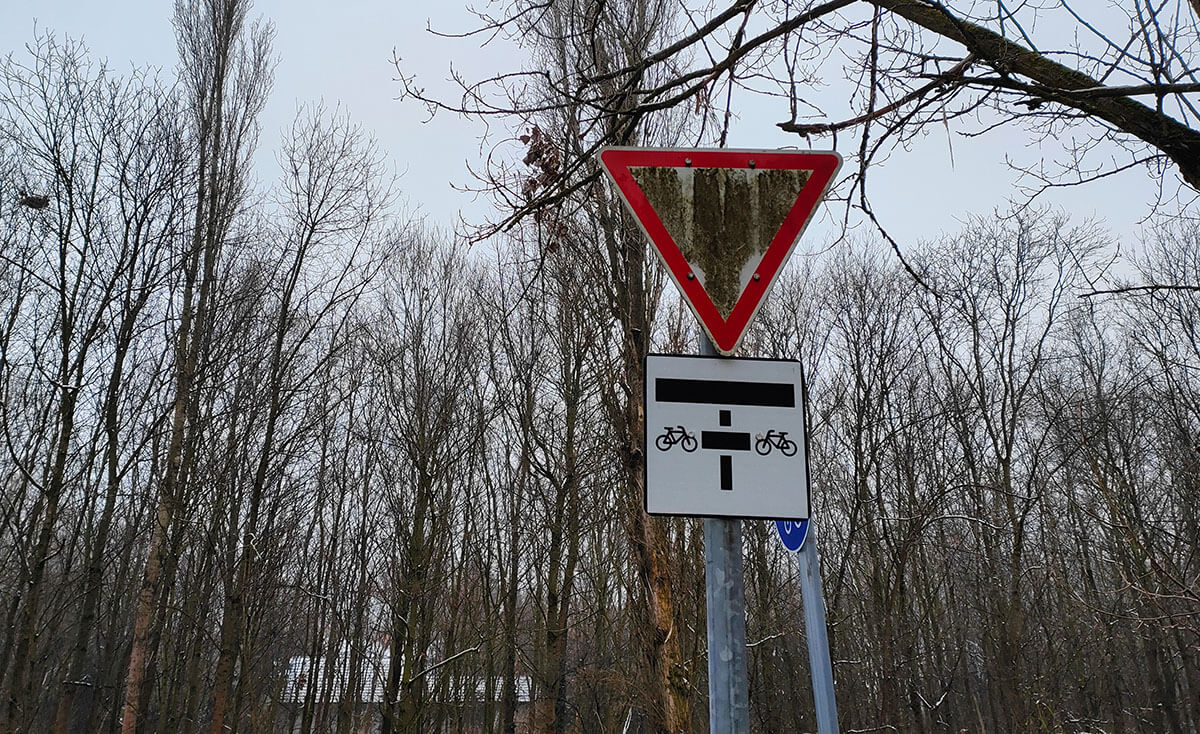 kitepte-es-hazavitte-a-kozlekedesi-tablakat-egy-battonyai-ferfi-–-koros-hircentrum