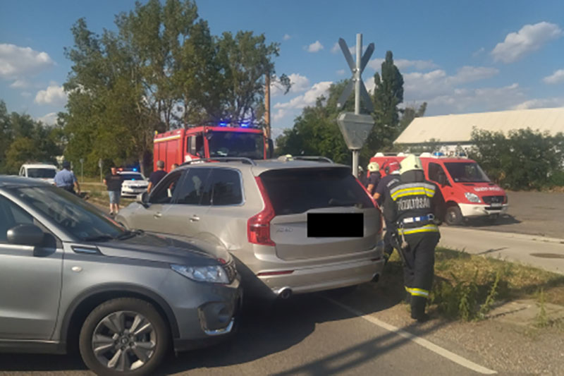 a-sineken-allt-meg-az-egyik-auto-a-bekescsabai-baleset-utan-–-koros-hircentrum