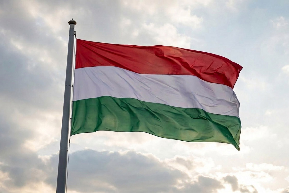 felvontak-a-nemzeti-lobogot-az-orszaghaz-elott-–-koros-hircentrum