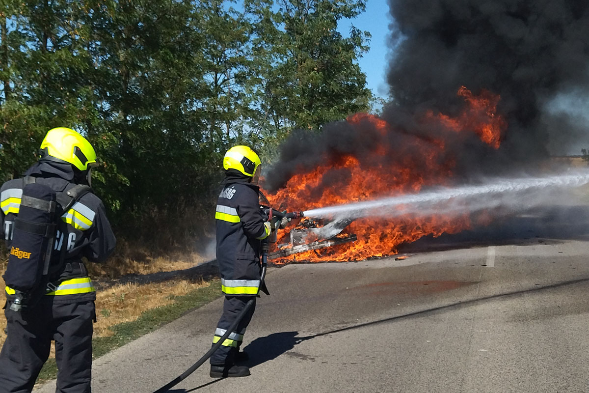 kigyulladt-es-teljesen-kiegett-egy-bmw-magyarbanhegyes-hataraban-–-koros-hircentrum