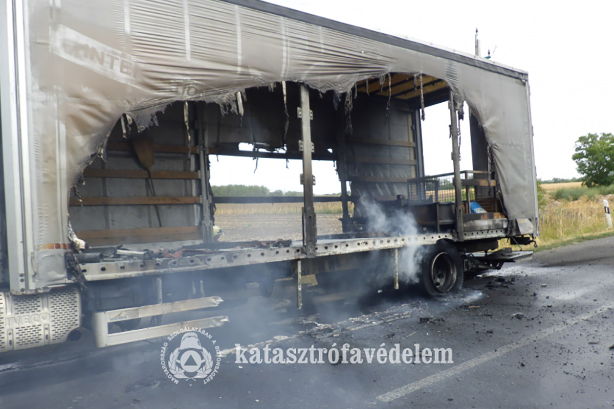 kigyulladt-egy-teherauto-rakomanya-mezobereny-es-gyomaendrod-kozott-–-koros-hircentrum