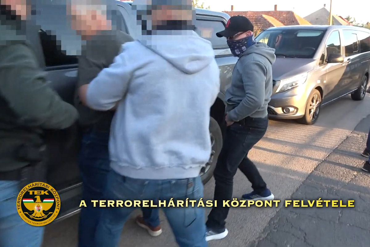 lecsapott-a-tek-dobozon:-fegyvereket-es-loszereket-foglaltak-le-–-koros-hircentrum