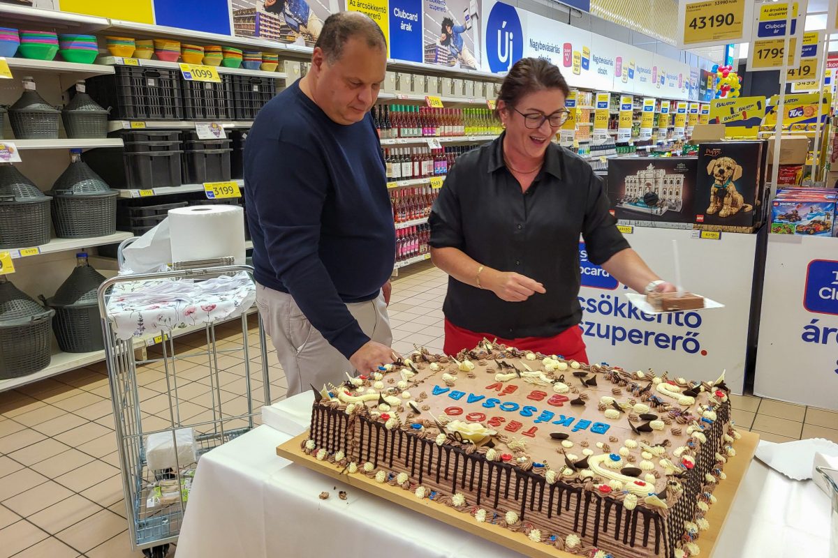 tortaval-es-a-vasarlokkal-unnepeltek-a-tesco-25.-szuletesnapjat-–-koros-hircentrum